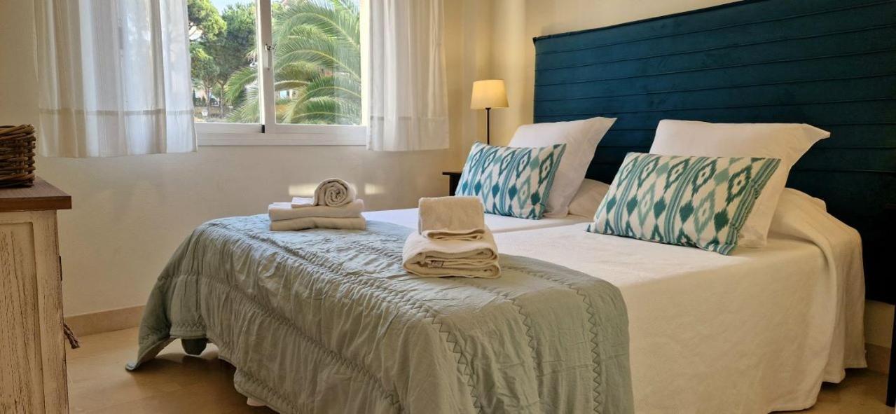 Beachfront Neptuno I, Complex,Views,Pool,Garden, Elviria マルベーリャ エクステリア 写真
