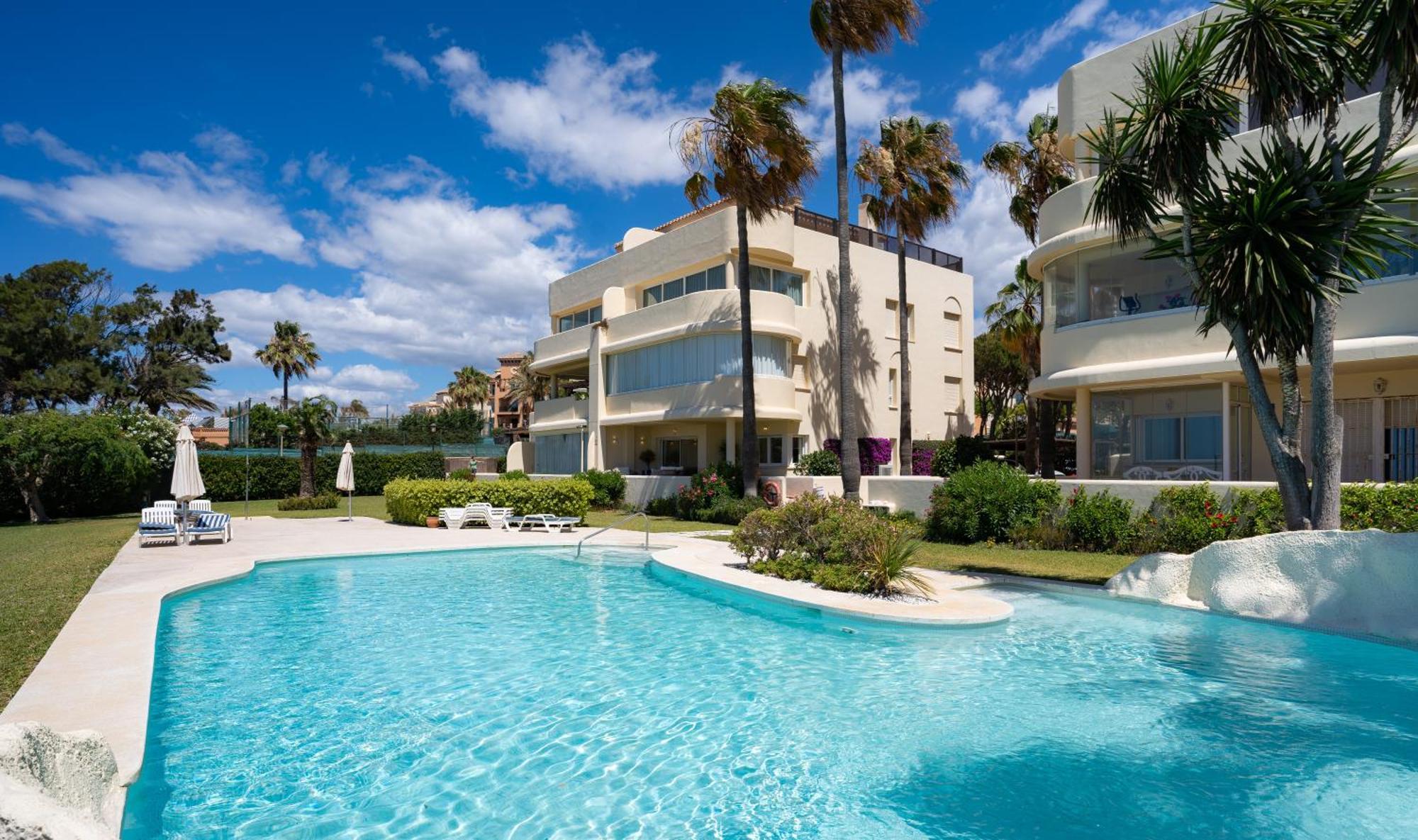 Beachfront Neptuno I, Complex,Views,Pool,Garden, Elviria マルベーリャ エクステリア 写真