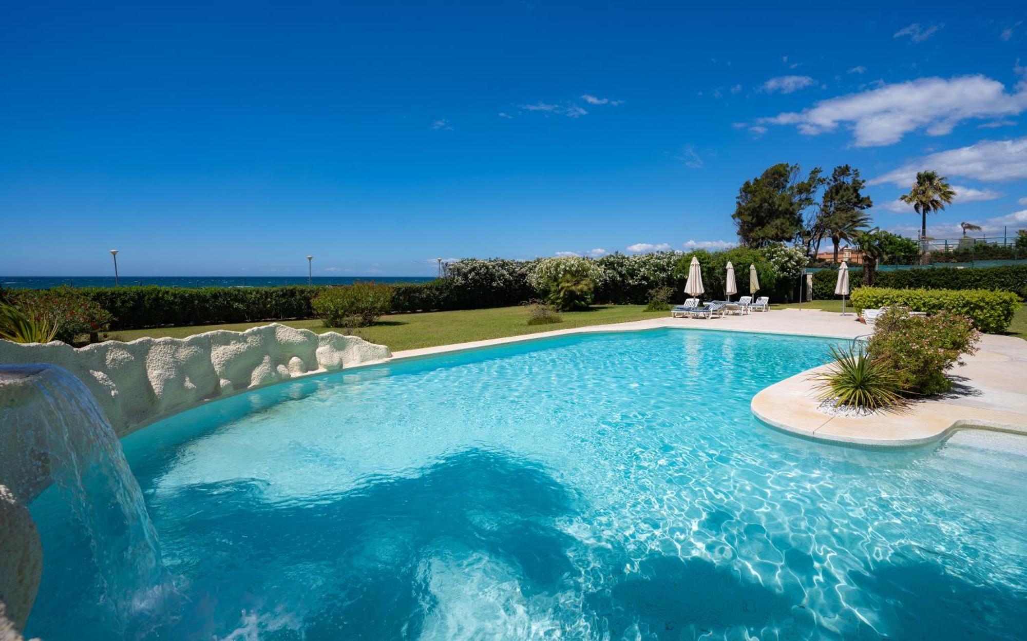 Beachfront Neptuno I, Complex,Views,Pool,Garden, Elviria マルベーリャ エクステリア 写真